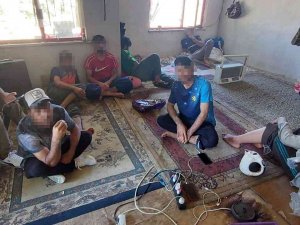 Tekirdağ’da Zabıta Ve Polisten ‘Çekçek’ Operasyonu: 12 Kaçak Göçmen İçeride Gizlenirken Yakalandı