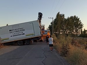 Edremit’te Kamyon Dereye Uçtu