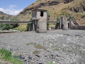 Kars Çayı’na Bırakılan Atıklar Barajda Toplandı