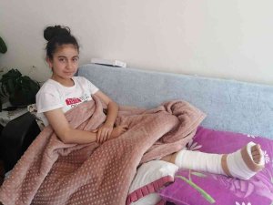Köpekten Korkup Yola Atladı; Otomobil Ayağını Ezdi