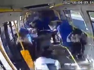 Pendik’te İ̇ett Otobüsünün Yolcu İndirmek İçin Duran Minibüse Çarptığı Anlar Kamerada