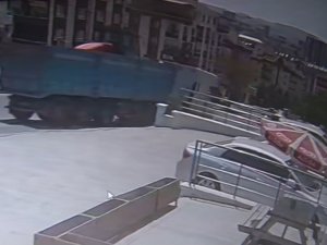Freni Boşalan Kamyon Markete Girdi