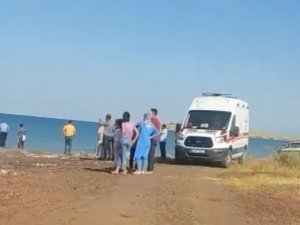 Can Simidi İle Van Gölü’nde Sürüklenen Çocuğu Jandarma Kurtardı