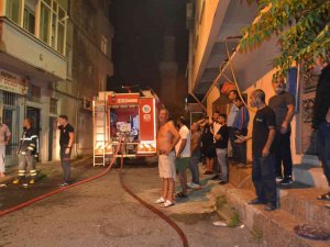 Çorlu’da Gece Yarısı Korkutan Yangın: Mahalleli Sokağa Döküldü