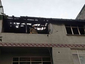 Sultangazi’de Korkutan Yangın: İ̇tfaiye Ekipleri Diğer Binalara Sirayeti Güçlükle Engelledi