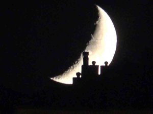 Yüksekova’da ‘Yarım Ay’ Hayran Bıraktı