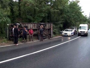 Sarıyer’de Kamyon Devrildi, Sürücünün Burnu Bile Kanamadı