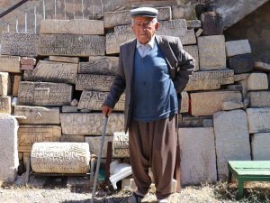 Taşlara Olan Tutkusu Sanata Dönüştü