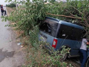 Samsun’da Hafif Ticari Araç Yoldan Çıktı: 2 Yaralı