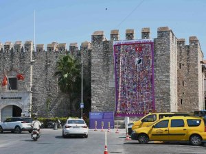 Türk Kadınlarının Motifleri Tarihi Kervansarayın Duvarını Süsledi