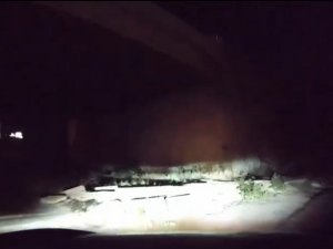Viraja Hızlı Giren Otomobil Köprü Duvarına Çarptı