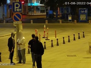 Bisikletlinin Parasını Gasp Eden Şüpheliler Güvenlik Kamerasında