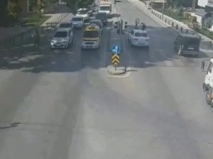Kırmızı Işıkta Durmayan Bisikletliye Otomobilin Çarpması Kamerada