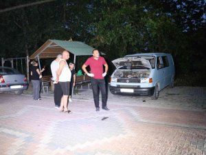 Araba Motorunda 5 Yavru Doğurup Sıkıştı