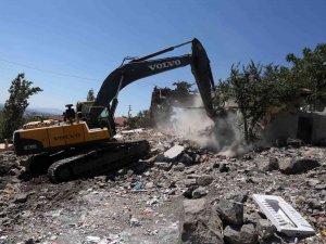 Yenimahalle’de Metruk Yapılar Yıkılıyor