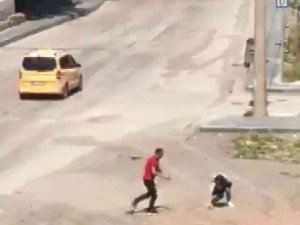 Cadde Ortasında Kadının Boğazını Sıkıp Saçını Çekti, Hiçbir Şey Olmamış Gibi Yoluna Devam Etti