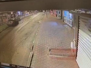 Otomobilin Korkuluklara Çarptığı Anlar Güvenlik Kamerasına Yansıdı
