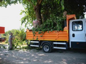 Kuşadası Belediyesi Ekipleri İlçede Çalışmalarını Sürüdürüyor
