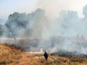 Tarihi Mezarlıktaki Yangın Büyümeden Söndürüldü