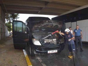 Antalya’da Turistleri Taşıyan Minibüs Alev Aldı