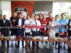 Gaziantep Fk Yeni Transferleri İçin İmza Töreni Düzenledi