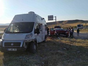 Sivas’ta Karavan İle Otomobil Çarpıştı: 7 Yaralı