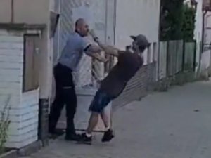 Çekya’da Karakolun Ziline Basan Kişi Polis Tarafından Darp Edildi