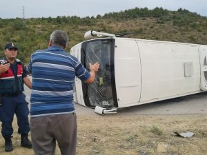İ̇negöl’de Kontrolden Çıkan Servis Otobüsü Devrildi
