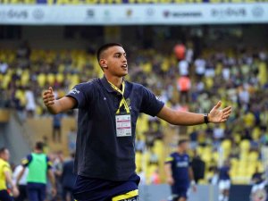 Tribünlerden İ̇rfan Can Eğribayat’a Sevgi Gösterisi
