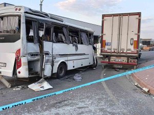 İ̇şçi Servisi İle Tır Çarpıştı: 1 Ölü, 25 Yaralı