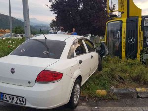 Freni Boşalan Asfalt Kamyonu Otomobile Çarpıp Devrildi: 6 Yaralı