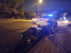 Motosiklet, Aydınlatma Direğine Çarptı: 1 Yaralı