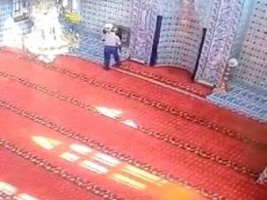 Bursa’da Caminin Şamdanlarını Çaldılar