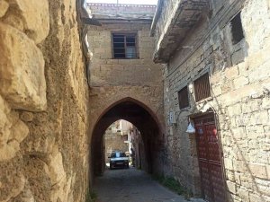 Altından Yol Geçen 150 Yıllık Ev