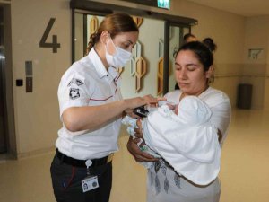 Bu Hastanede Bebekler Ve Anneleri Çipli Bileklikler İle Güvende