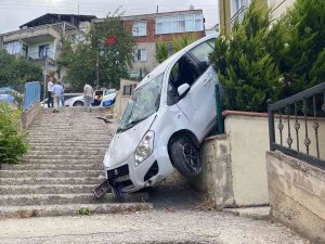 Otomobili İle Merdivenlerden İnen Sürücü, Kazayı Yara Almadan Atlattı