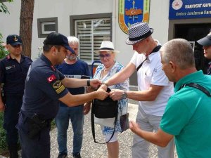 Eski Milli Voleybolcu Rus Çifte, Fırının Önünde Unuttukları Para Ve Evrak Dolu Çanta Teslim Edildi