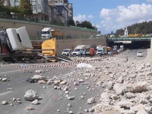 Çekmeköy’de Moloz Yüklü Hafriyat Kamyonunun Devrildi