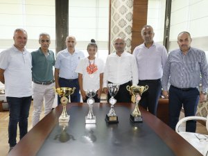 Başkan Söğüt’ten Genç Tenisçiye: "Seni Grand Slamlerde De Kupa Kaldırırken Görmek İsteriz"