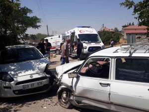 Elazığ’da İki Otomobil Kafa Kafaya Çarpıştı: 4 Yaralı