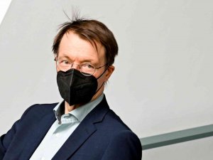 Almanya Sağlık Bakanı Lauterbach’in Covid-19 Testi Pozitif Çıktı