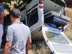 Hafif Ticari Araç Şarampole Yuvarlandı