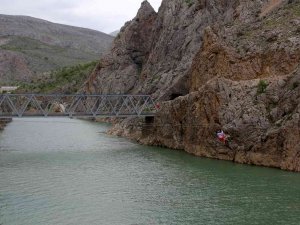 1897’li Yıllarda Kanyonlardan Geçmek İçin İcat Edilen Ve Günümüzde Eğlence Sektöründe Hızla Gelişen Zipline, Kemaliye’de İlgi Görüyor