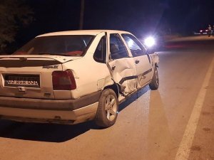 İ̇ki Motosiklet Bir Otomobiller Çarpıştı, Biri Ağır 2 Kişi Yaralandı