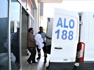 Bir Amcanın En Zor Anı, Balkondan Düşerek Hayatını Kaybeden Yeğenin Cenazesini Kollarında Taşıdı