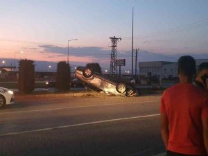 Kontrolden Çıkan Otomobil Aydınlatma Direğine Çarpıp Attı: 3 Yaralı