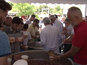 Çekmeköy’deki Cami Ve Cemevlerinde Vatandaşlara Aşure İkramı