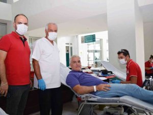 Sağlıkçılardan Kan Bağışı