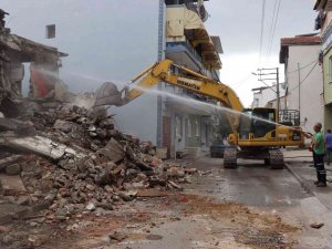 Tehlike Oluşturan Metruk Binalar Yıkılmaya Devam Ediyor