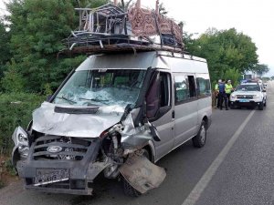 Fındık Toplamaya Giden Ailelerin Bulunduğu Minibüs Tırla Çarpıştı: 14 Yaralı